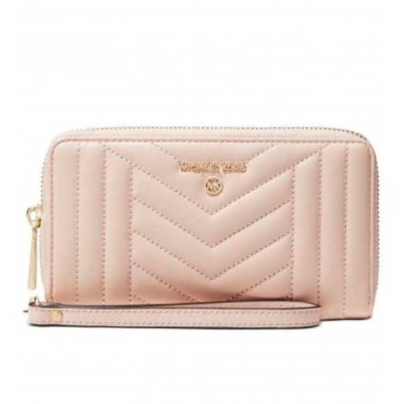 Michael Kors Handbags - Michael Kors Blush Quilted Wristlet